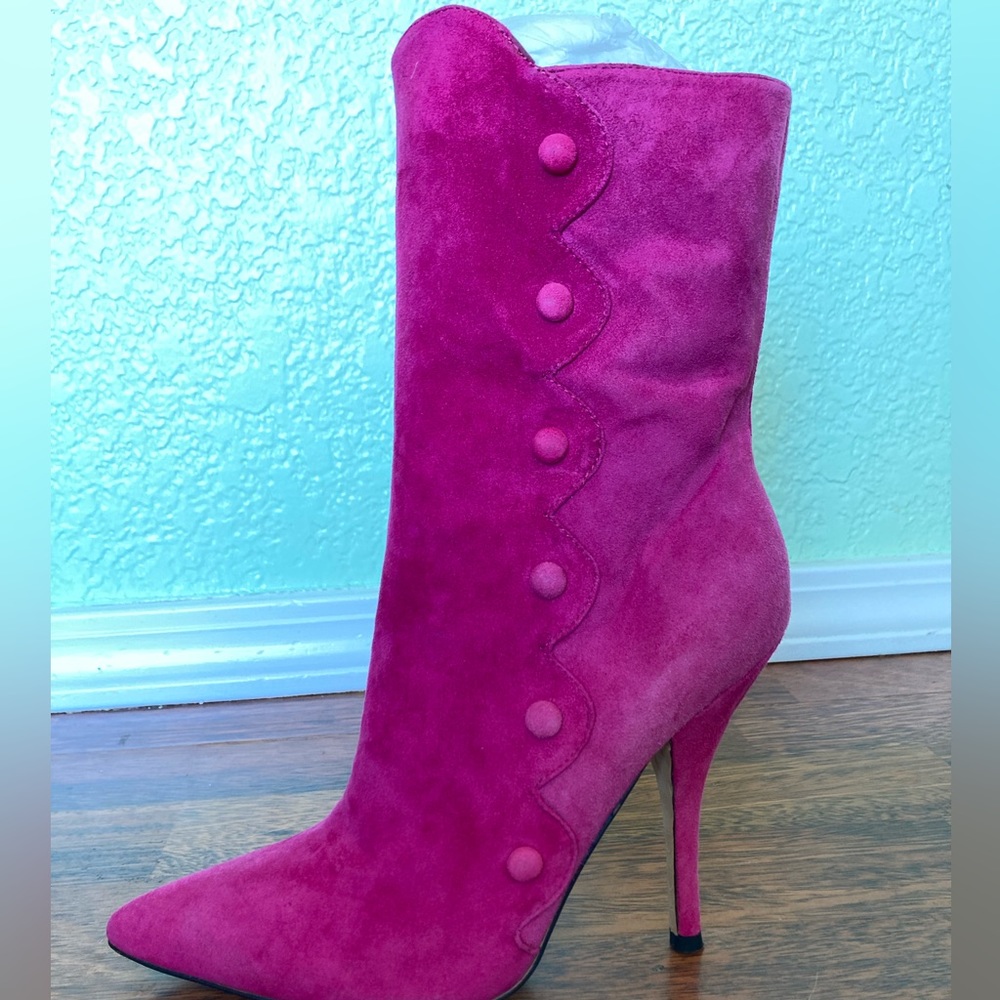 BNIB Betsey Johnson pink suede stiletto boots size 8